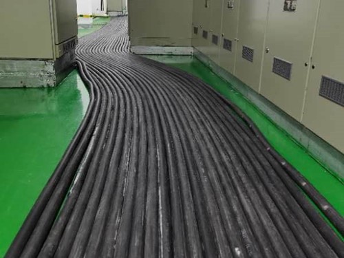 岑巩如何根据理论计算公式计算温度对特定电压测量结果的影响？